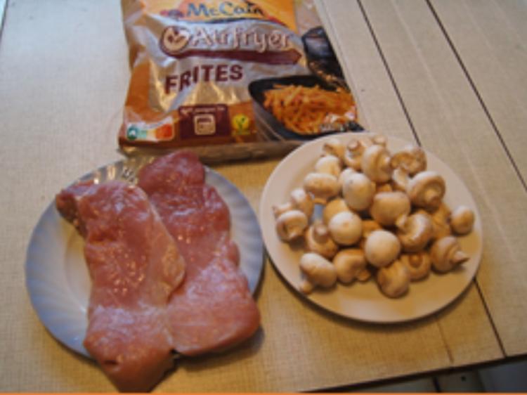 Schweineschnitzel mit Curry Rahm Champignons und Pommes Frites ...