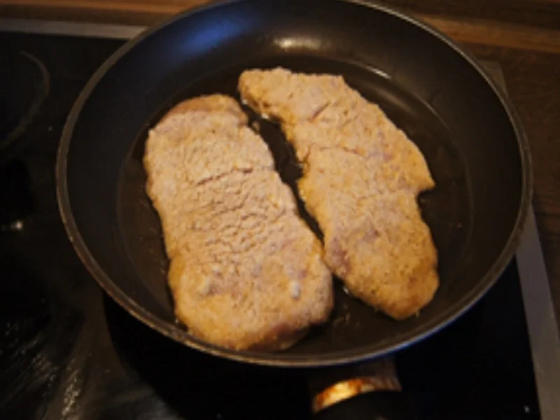 Rezept: Schweineschnitzel mit Curry-Rahm-Champignons und Pommes Frites Bild Nr. 4 Schweineschnitzel mit Curry-Rahm-Champignons und Pommes Frites - Rezept - Bild Nr. 4