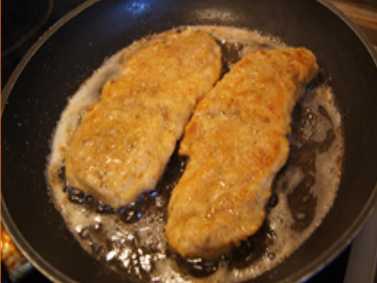 Schweineschnitzel mit Curry-Rahm-Champignons und Pommes Frites - Rezept - Bild Nr. 5