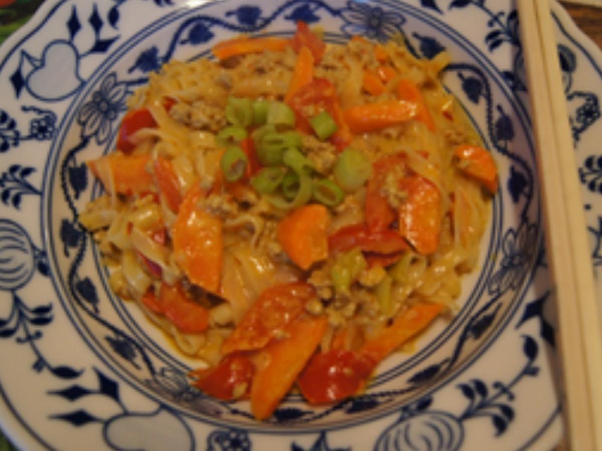 Curry-Wok mit Hackfleisch, Gemüse und Reisnudeln - Rezept - Bild Nr. 2