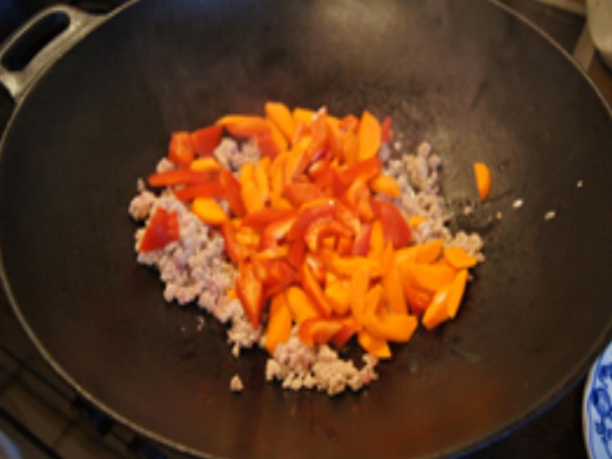Curry-Wok mit Hackfleisch, Gemüse und Reisnudeln - Rezept - Bild Nr. 7