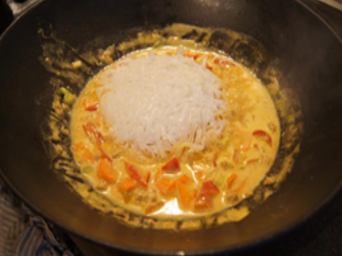 Curry-Wok mit Hackfleisch, Gemüse und Reisnudeln - Rezept - Bild Nr. 12