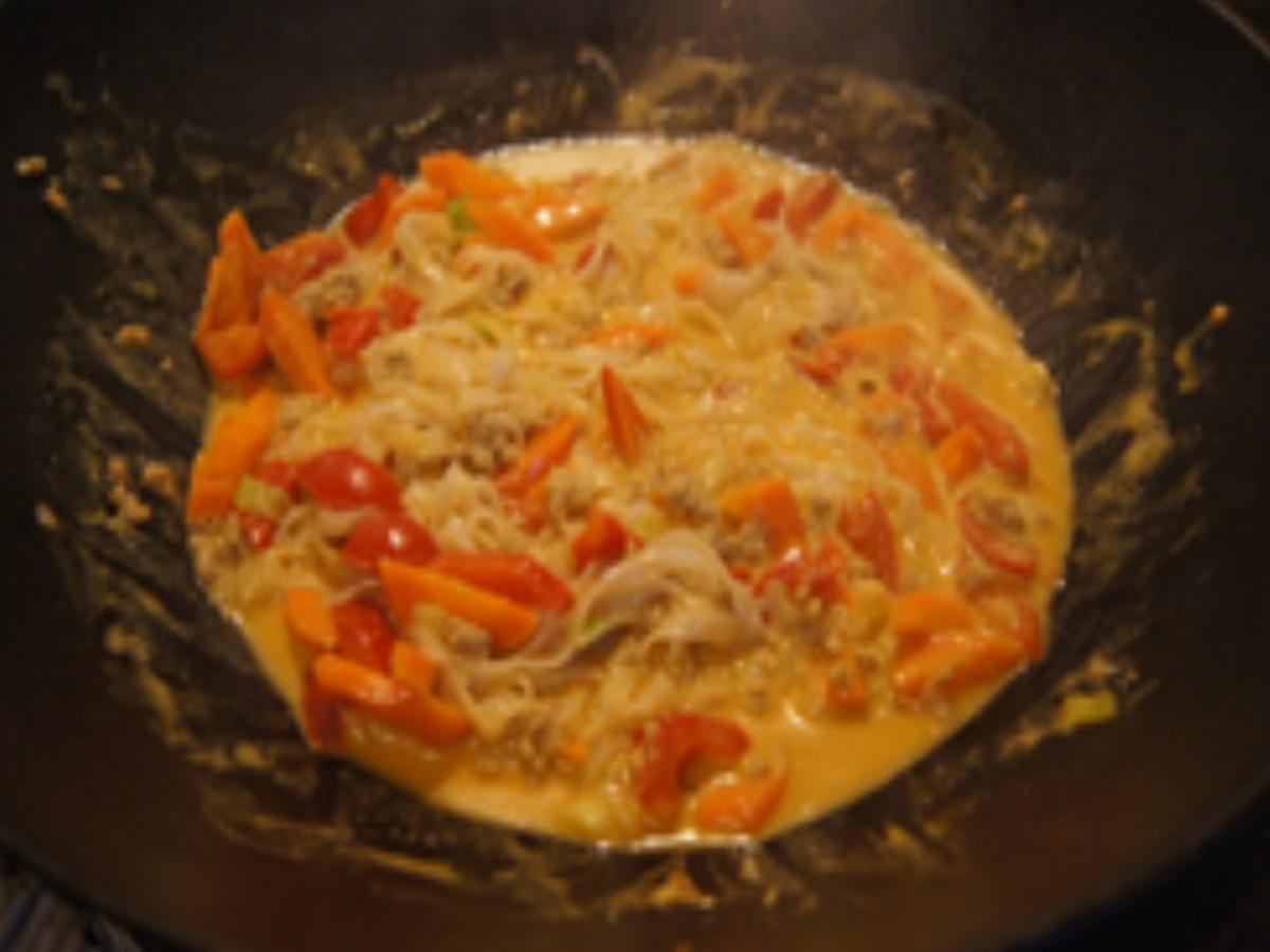 Curry-Wok mit Hackfleisch, Gemüse und Reisnudeln - Rezept - kochbar.de