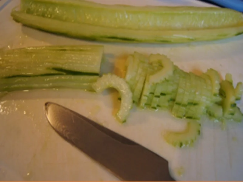 Chicken Wings mit Pommes Frites und Gurkensalat - Rezept - Bild Nr. 16313