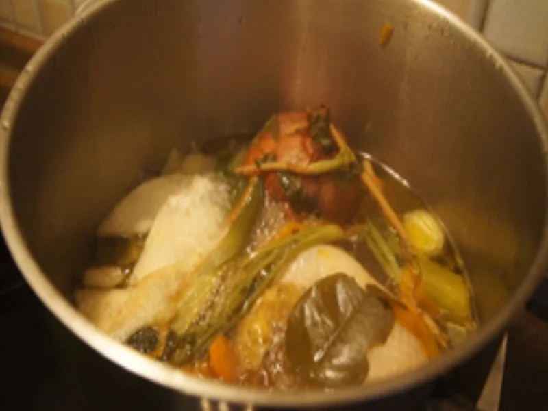 Hühnersuppentopf mit Gemüsemix und Suppennudeln - Rezept - Bild Nr. 16310