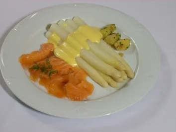 Walbecker Stangenspargel mit Sauce Hollandaise und hausgebeiztem Lachs - Rezept