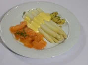 Walbecker Stangenspargel mit Sauce Hollandaise und hausgebeiztem Lachs - Rezept