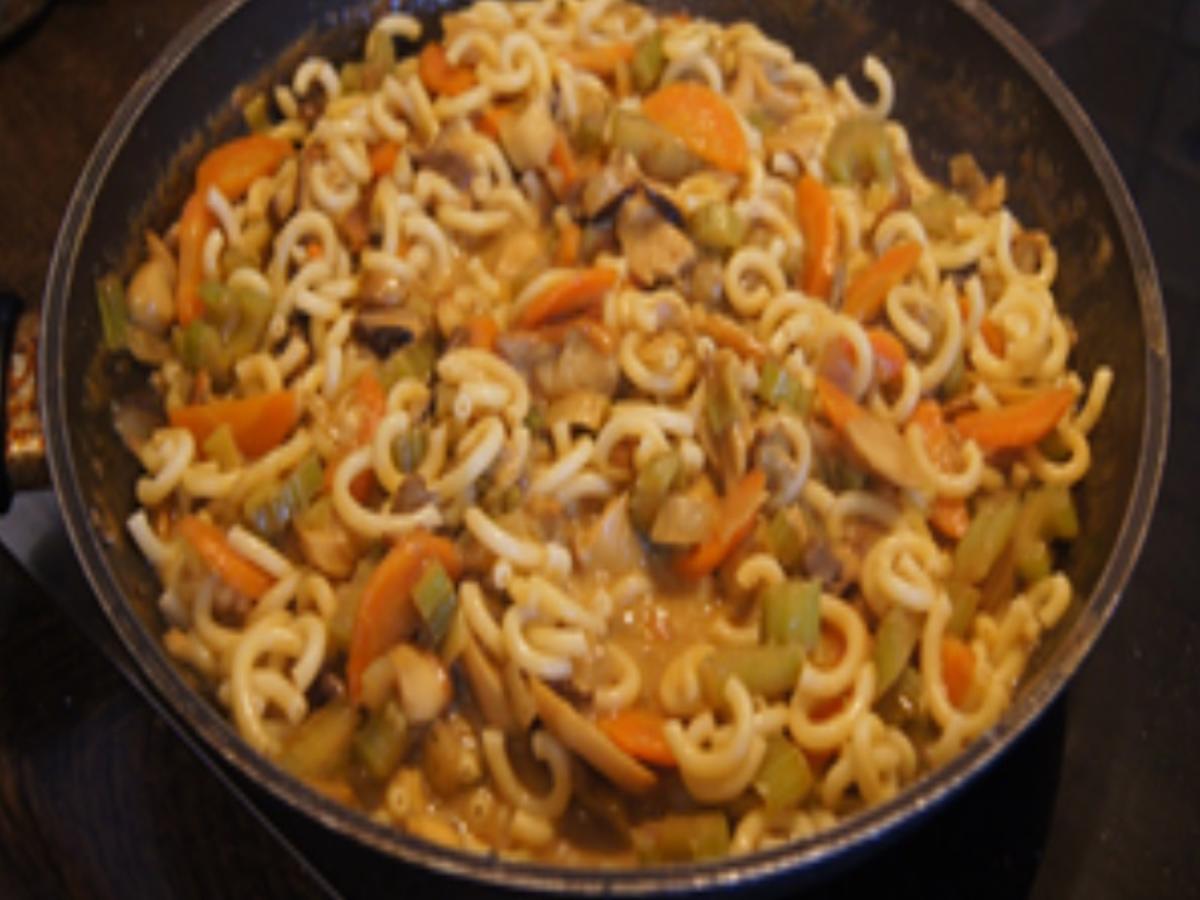 Nudelpfanne mit Gemüsemix und Steinpilzen - Rezept - kochbar.de