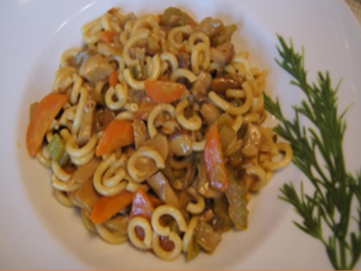 Nudelpfanne mit Gemüsemix und Steinpilzen - Rezept - kochbar.de
