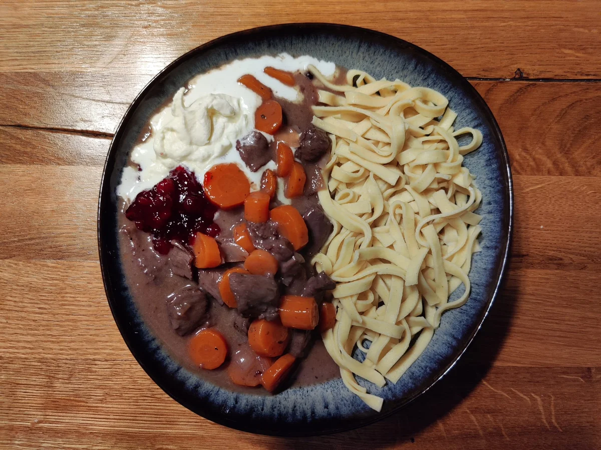 Falsches Wild in einer Rotwein-Sahnesoße mit Preiselbeeren - Rezept - Bild Nr. 2