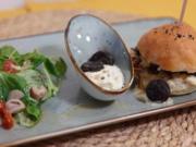 Brioche-Burger mit Reibekuchen, Zwiebel-Apfel-Gemüse und Senfespuma - Rezept - Bild Nr. 16309