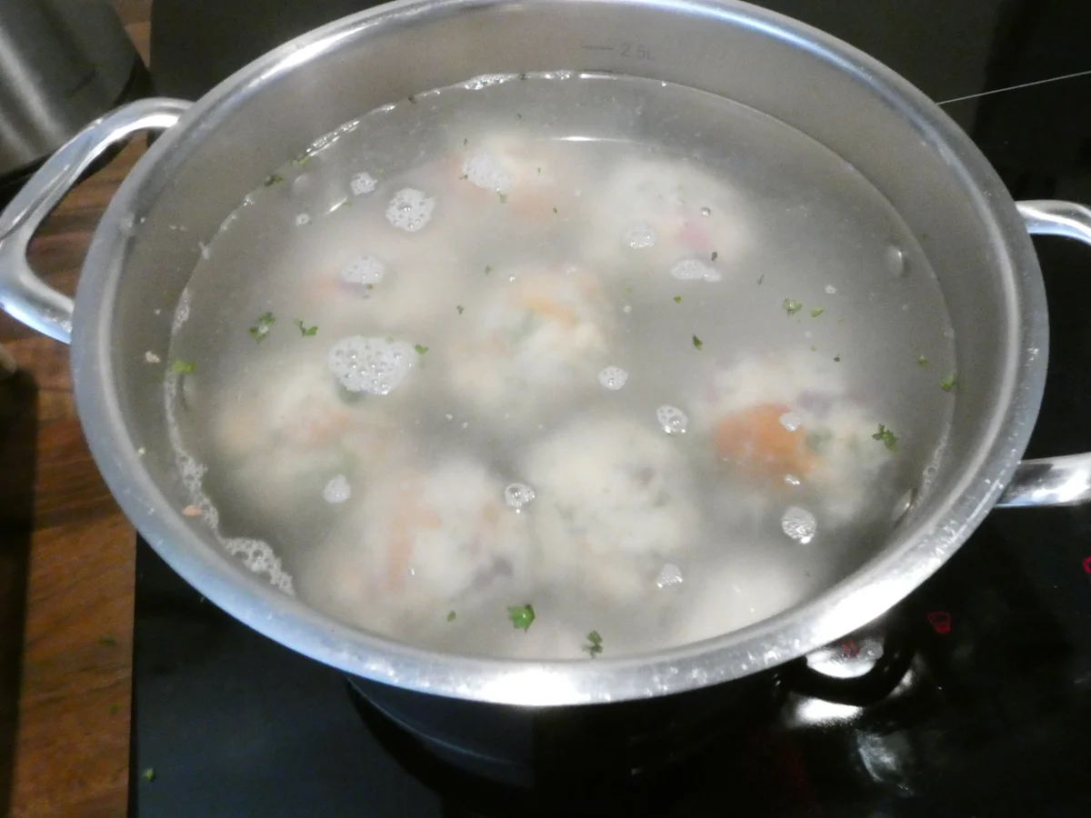 Brioche-Knödel mit Champignons-Rahmsauce - Rezept - Bild Nr. 16321