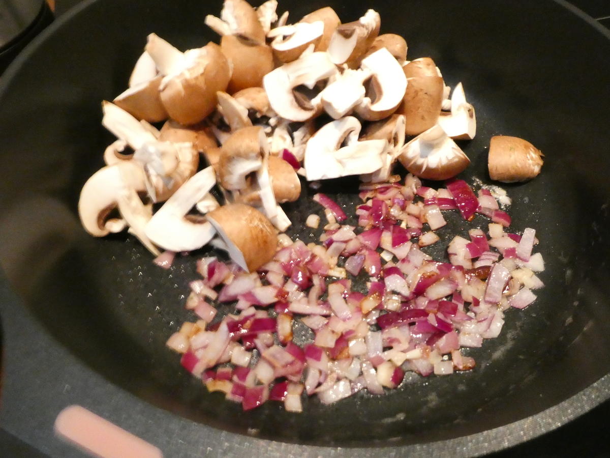 Brioche-Knödel mit Champignons-Rahmsauce - Rezept - Bild Nr. 16324