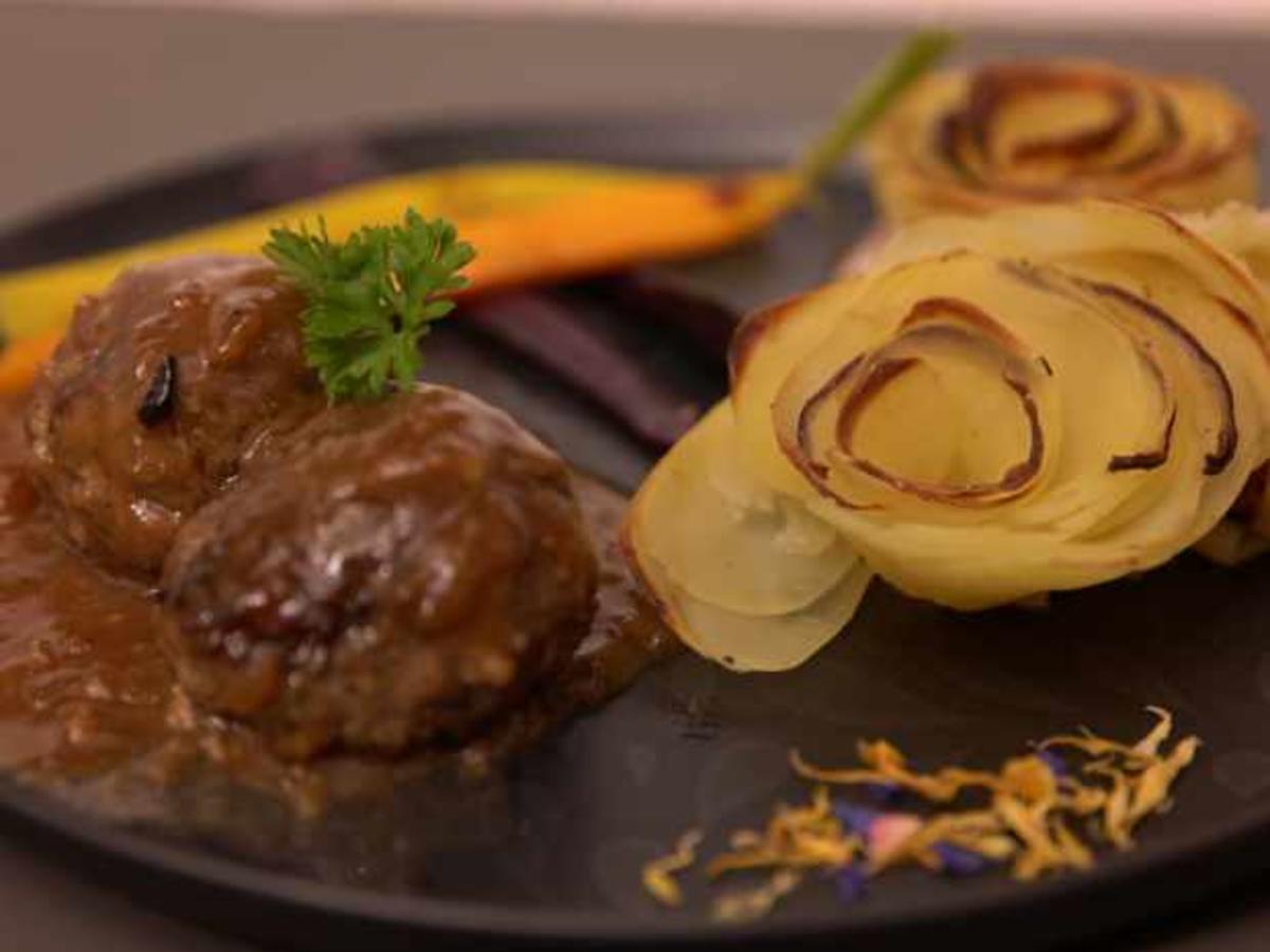 Bouletten mit Kartoffelrosen und bunten Möhren - Rezept - kochbar.de