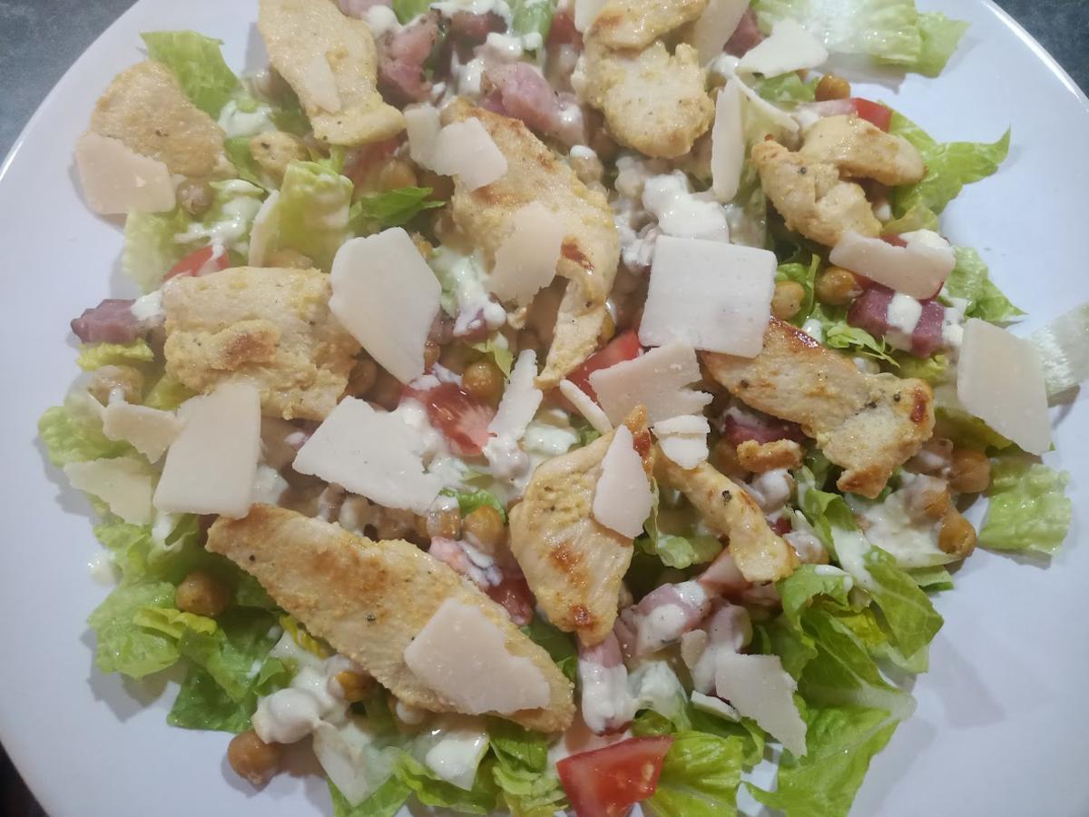 Salat mit Hähnchen, Speck Kichererbsen und Joghurt Parmesan Dressing ...