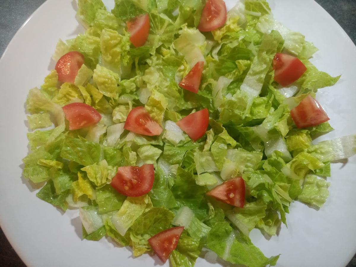 Salat mit Hähnchen, Speck Kichererbsen und Joghurt Parmesan Dressing ...