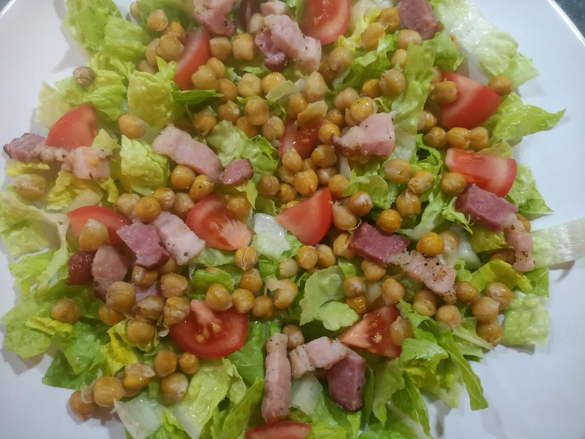Salat mit Hähnchen, Speck-Kichererbsen und Joghurt-Parmesan Dressing - Rezept - Bild Nr. 16316