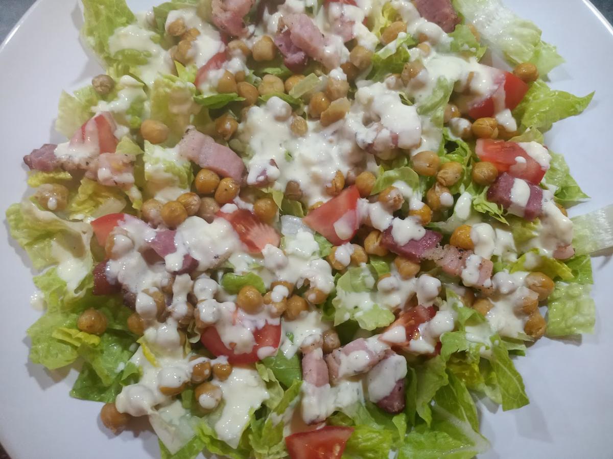 Salat mit Hähnchen, Speck Kichererbsen und Joghurt Parmesan Dressing ...