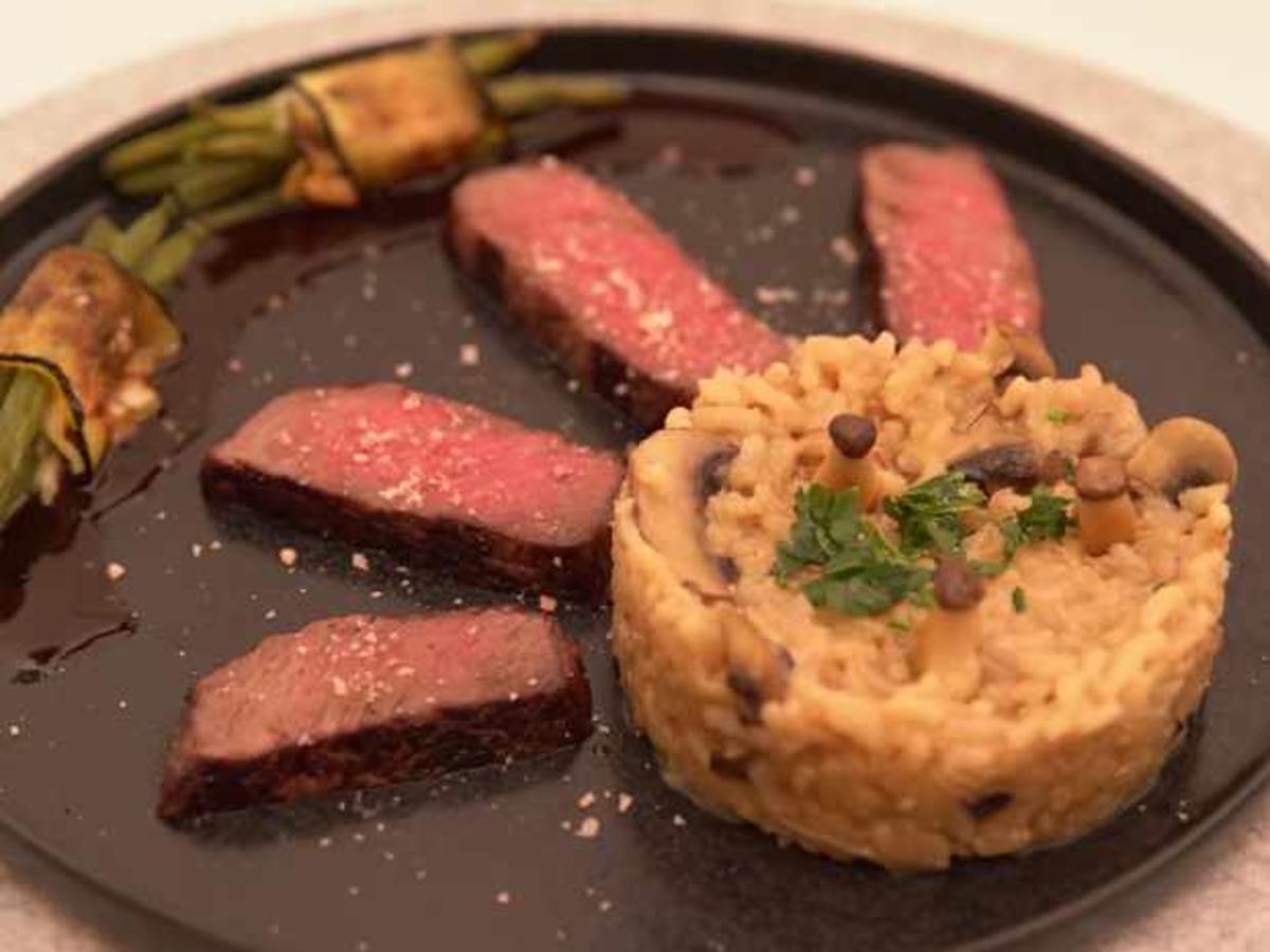 Wagyu Steak mit Pilzrisotto, Jus und Bohnen im Zucchinimantel - Rezept ...