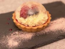 Tarte mit Himbeerspiegel, weißem Schokoladenfrosting und Zuckerdom - Rezept - Bild Nr. 16315