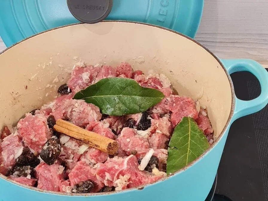 Rindergulasch mit Kürbis und Pflaumen aus dem Ofen - Rezept - Bild Nr. 2