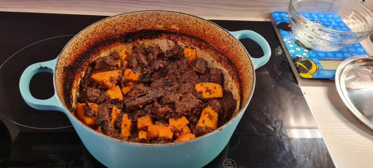 Rindergulasch mit Kürbis und Pflaumen aus dem Ofen - Rezept - kochbar.de