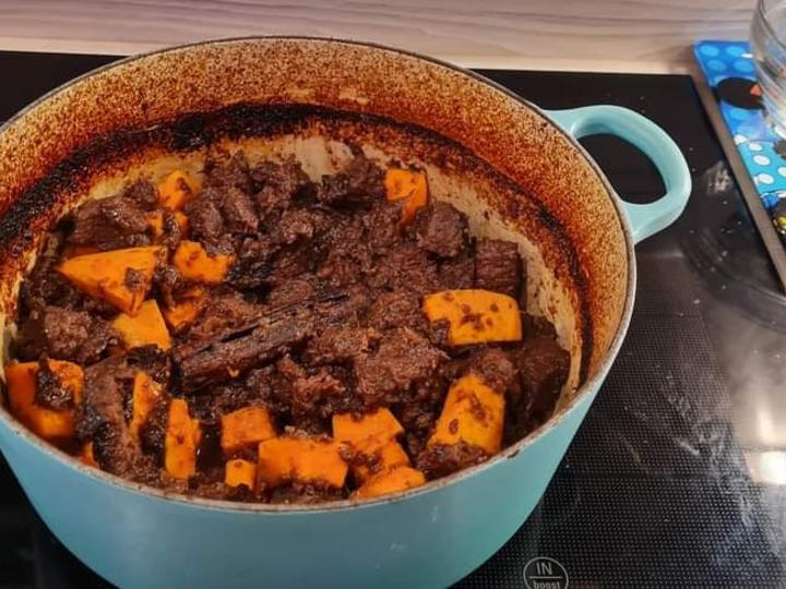 Rindergulasch mit Kürbis und Pflaumen aus dem Ofen - Rezept - kochbar.de