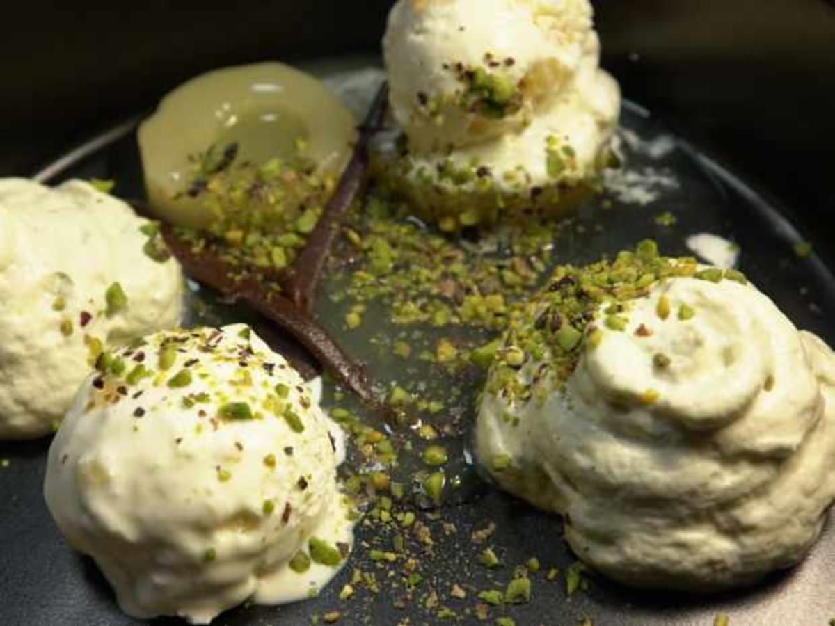 Karamellisierte Birne, Ingwer-Eis und Pistazien Espuma - Rezept ...