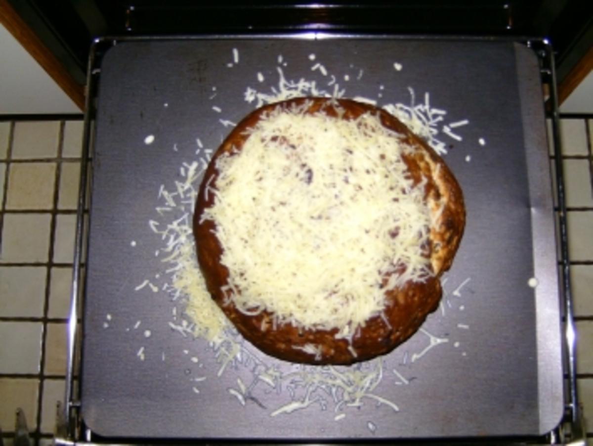 Schinken - Zwiebel - Brot mit Käsehaube - Rezept