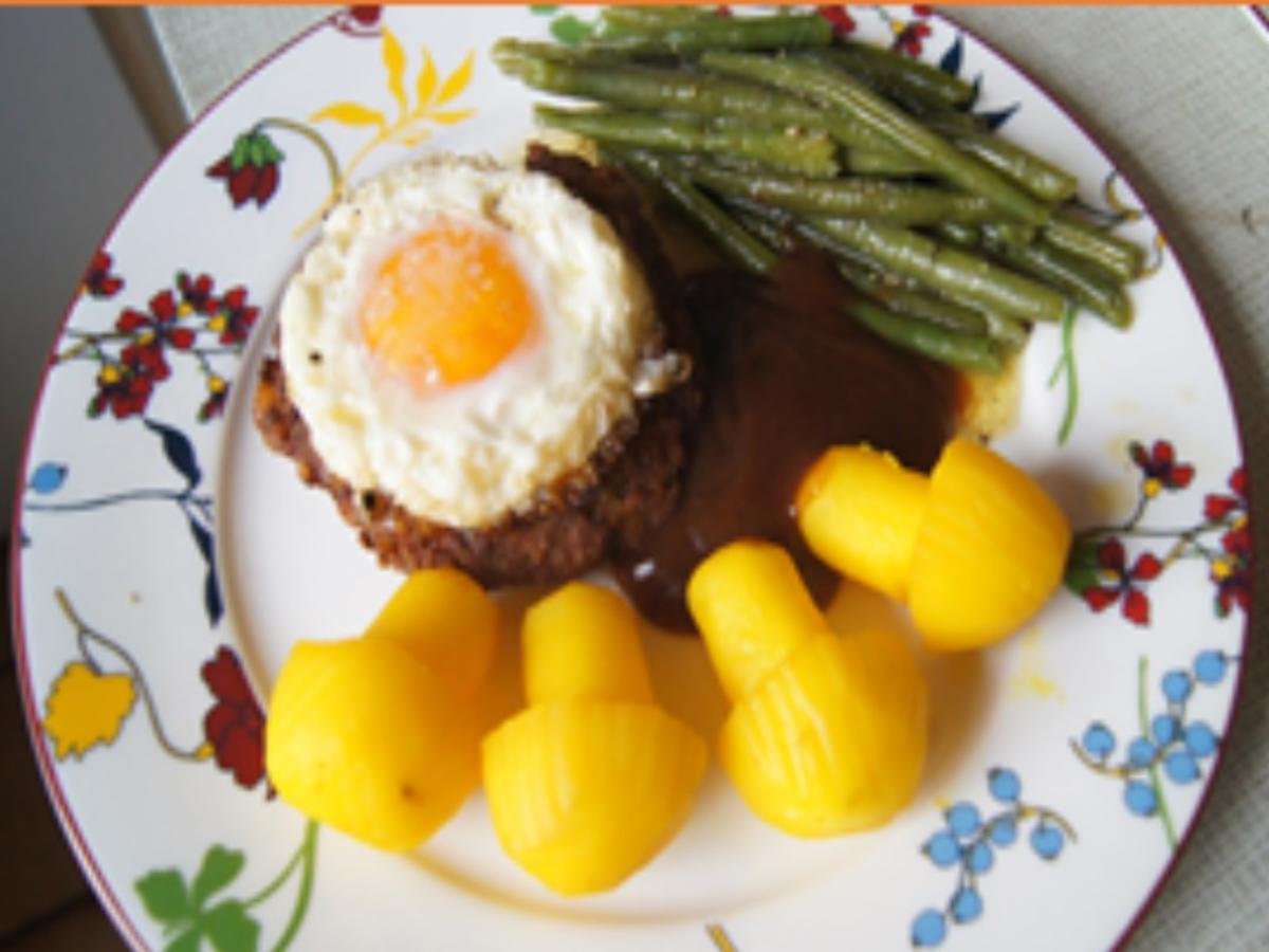 Spiegelei-Buletten mit Bratensauce, Bobby-Bohnen und Kartoffelpilzen ...