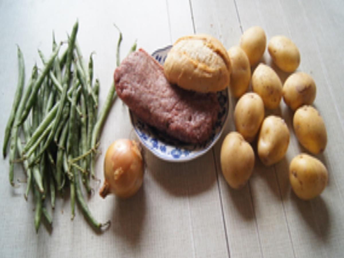 Spiegelei-Buletten mit Bratensauce, Bobby-Bohnen und Kartoffelpilzen - Rezept - Bild Nr. 3