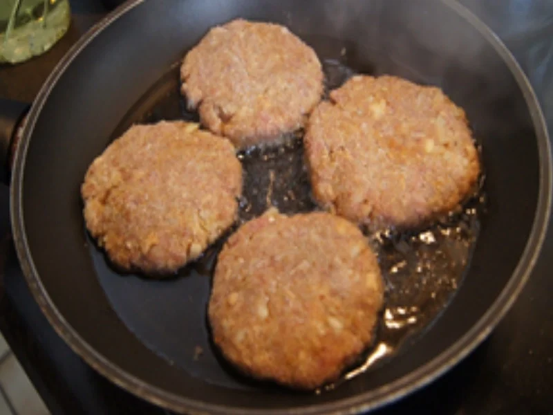 Spiegelei-Buletten mit Bratensauce, Bobby-Bohnen und Kartoffelpilzen - Rezept - Bild Nr. 6