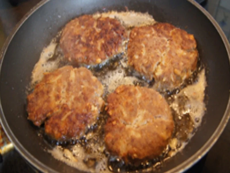 Spiegelei-Buletten mit Bratensauce, Bobby-Bohnen und Kartoffelpilzen - Rezept - Bild Nr. 7