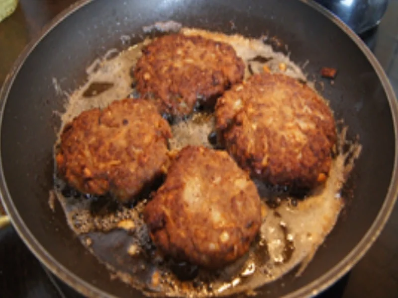 Spiegelei-Buletten mit Bratensauce, Bobby-Bohnen und Kartoffelpilzen - Rezept - Bild Nr. 8
