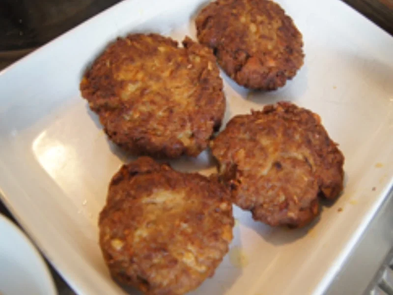 Spiegelei-Buletten mit Bratensauce, Bobby-Bohnen und Kartoffelpilzen - Rezept - Bild Nr. 9