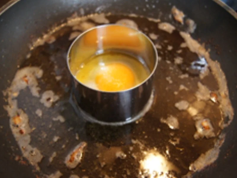 Spiegelei-Buletten mit Bratensauce, Bobby-Bohnen und Kartoffelpilzen - Rezept - Bild Nr. 10