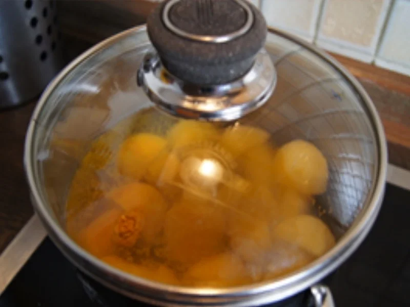 Spiegelei-Buletten mit Bratensauce, Bobby-Bohnen und Kartoffelpilzen - Rezept - Bild Nr. 14