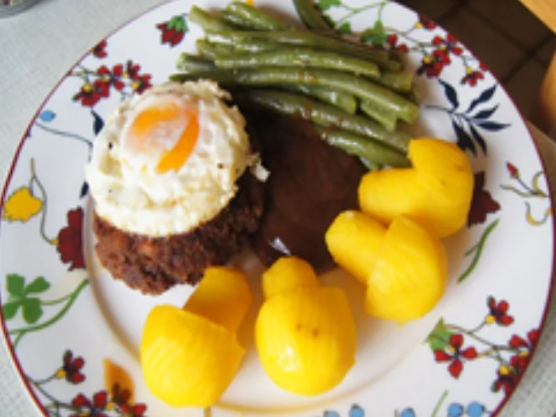 Spiegelei-Buletten mit Bratensauce, Bobby-Bohnen und Kartoffelpilzen - Rezept - Bild Nr. 15