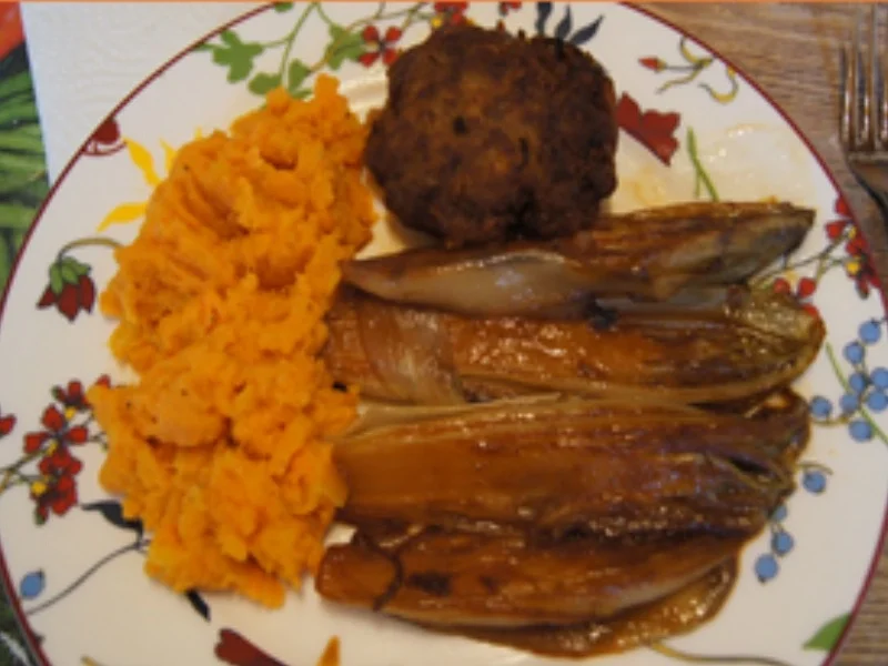 Rezept: Gebratener Chicorée mit Möhren-Süßkartoffel-Stampf und Buletten von gestern Bild Nr. 2 Gebratener Chicorée mit Möhren-Süßkartoffel-Stampf und Buletten von gestern - Rezept - Bild Nr. 2