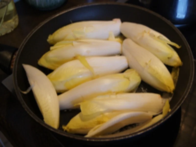 Rezept: Gebratener Chicorée mit Möhren-Süßkartoffel-Stampf und Buletten von gestern Bild Nr. 5 Gebratener Chicorée mit Möhren-Süßkartoffel-Stampf und Buletten von gestern - Rezept - Bild Nr. 5