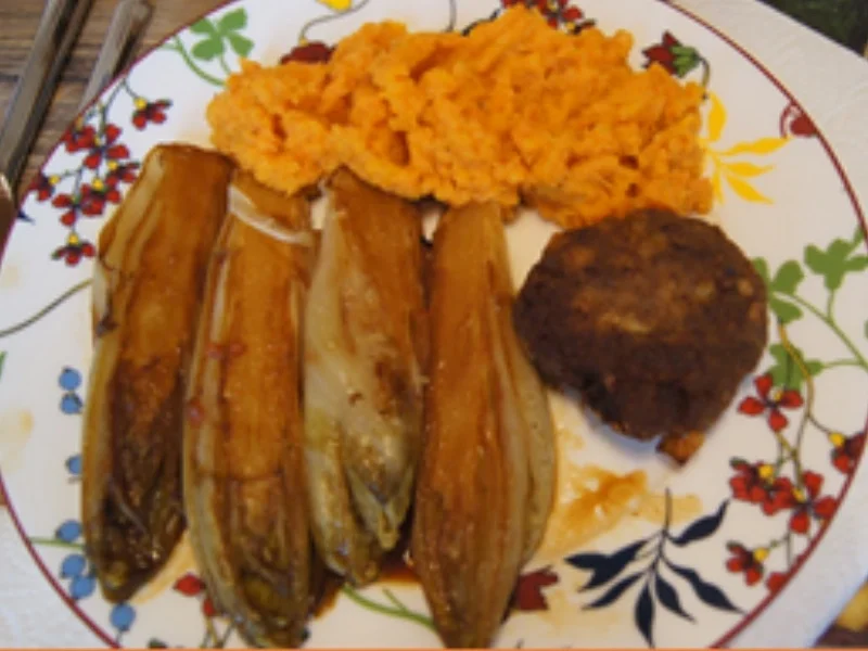 Rezept: Gebratener Chicorée mit Möhren-Süßkartoffel-Stampf und Buletten von gestern Bild Nr. 12 Gebratener Chicorée mit Möhren-Süßkartoffel-Stampf und Buletten von gestern - Rezept - Bild Nr. 12