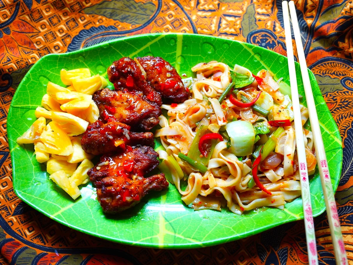 Scharfe Hühnerflügel mit bunten Nudeln und frittierter Ananas - Rezept - Bild Nr. 16315