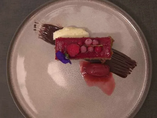 Schokokuchen mit Buttermilch-Mousse und Himbeersorbet - Rezept - Bild Nr. 2