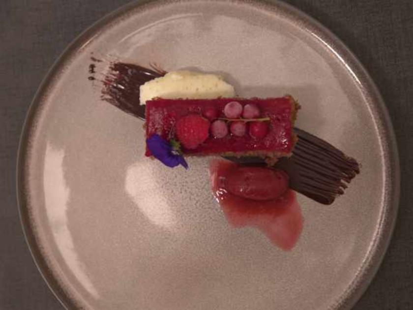 Schokokuchen mit Buttermilch Mousse und Himbeersorbet - von Das ...