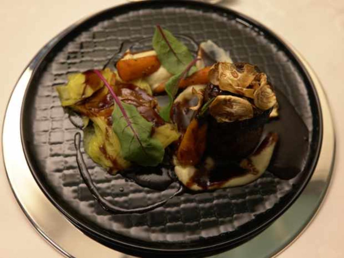 Geschmorte Kalbsbäckchen mit Kartoffelterrine und Sellerie Pürree - von ...