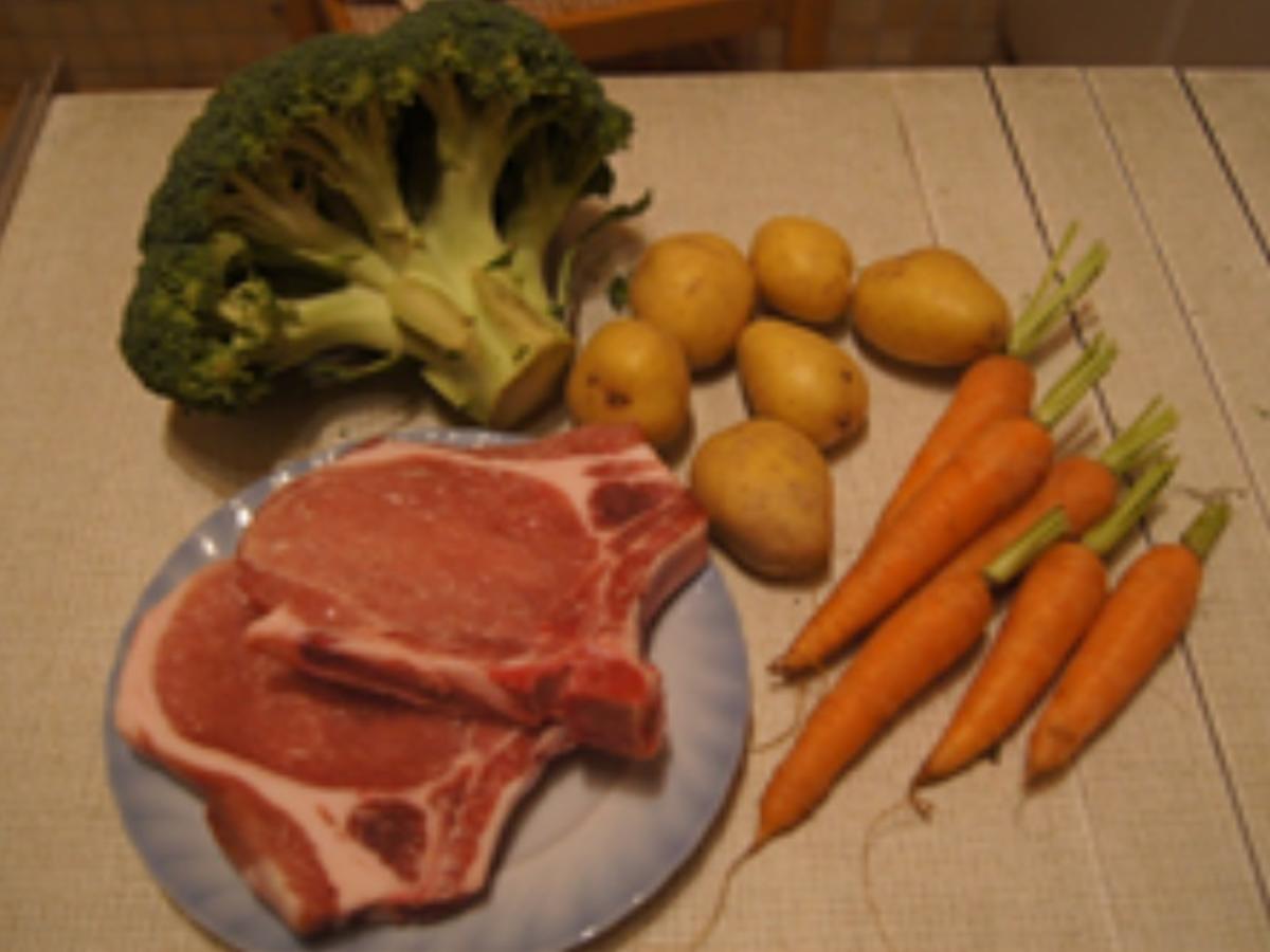 Stielkotelett mit Brokkoli und Möhren-Kartoffel-Stampf - Rezept - Bild Nr. 3