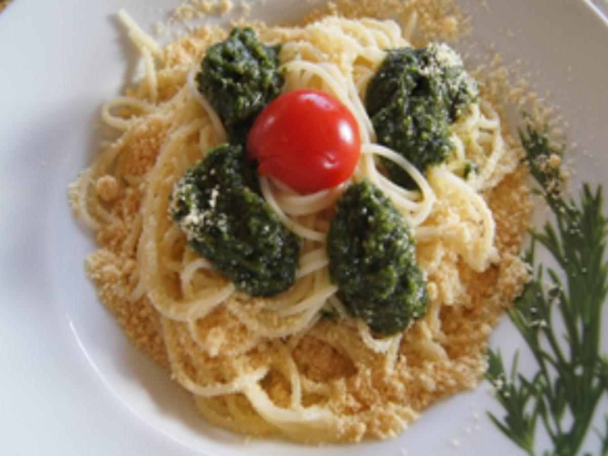 Spaghetti mit Pesto aus Bundmöhrenkraut - Rezept - Bild Nr. 2
