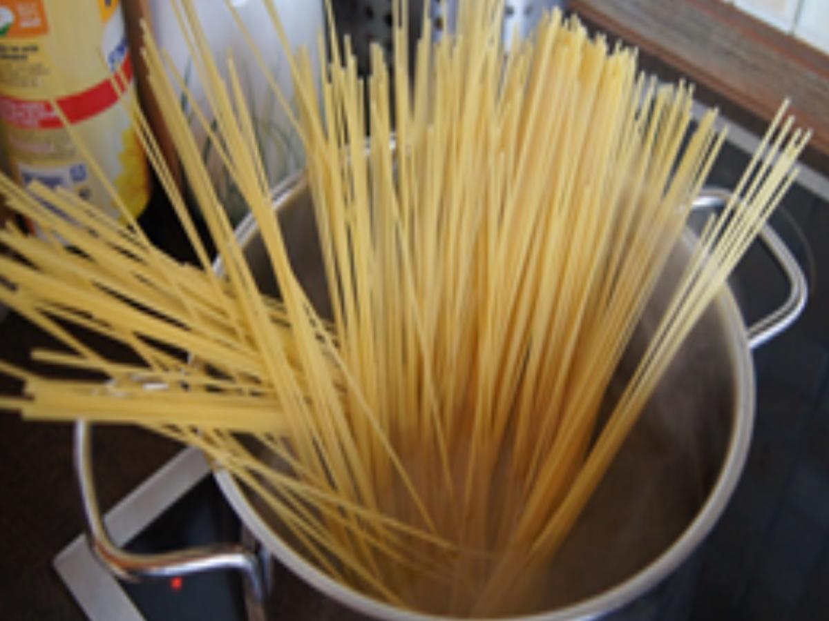 Spaghetti mit Pesto aus Bundmöhrenkraut - Rezept - Bild Nr. 3