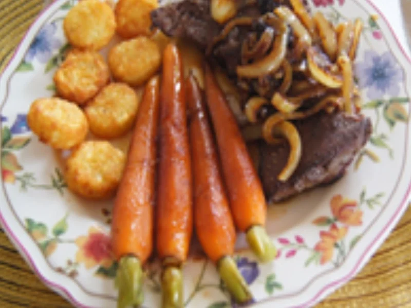 Kalbsleber mit Röstzwiebeln, Honig-Bundmöhren und Mini-Rösti - Rezept - Bild Nr. 16315