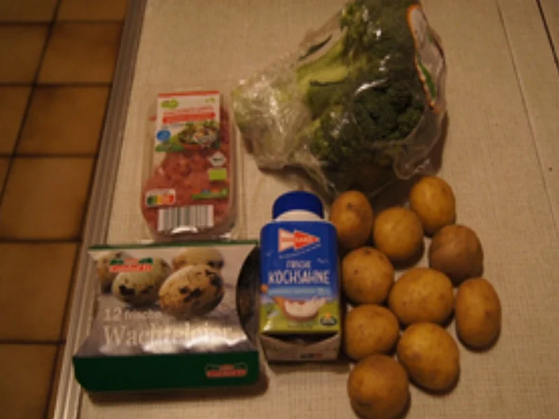 Rezept: Ragout mit Zwiebel- und Schinkenwürfeln, Wachteleiern und Drillingen Bild Nr. 3 Ragout mit Zwiebel- und Schinkenwürfeln, Wachteleiern und Drillingen - Rezept - Bild Nr. 3